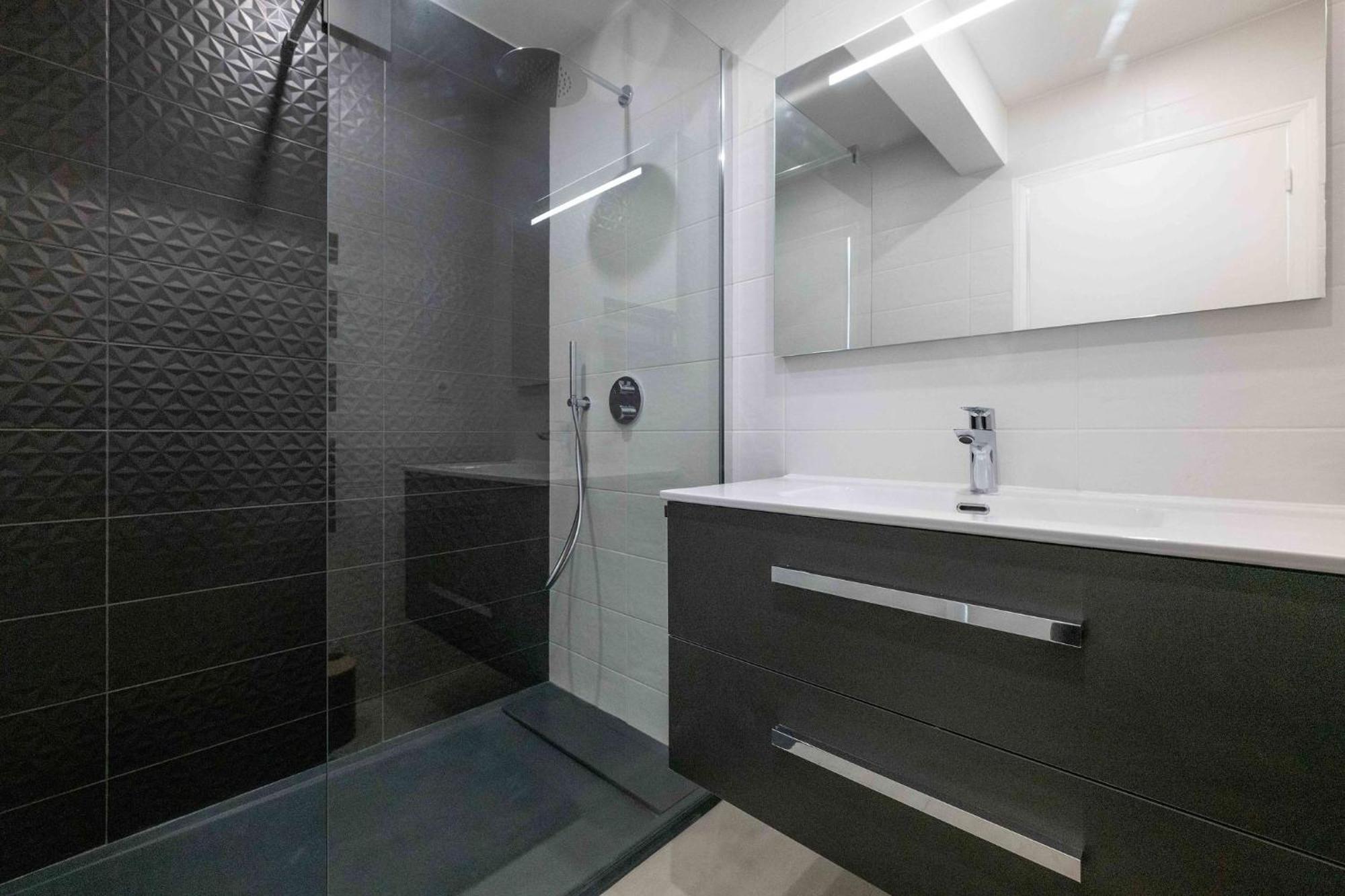 Somptueux Appartement 20M Plages Avec Vue Mer 昂蒂布 外观 照片